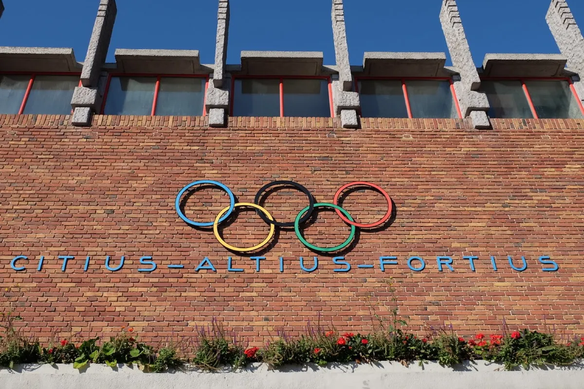 De Olympische ringen en 'Citius Altius Fortius' op de gevel van het Olympisch Stadion