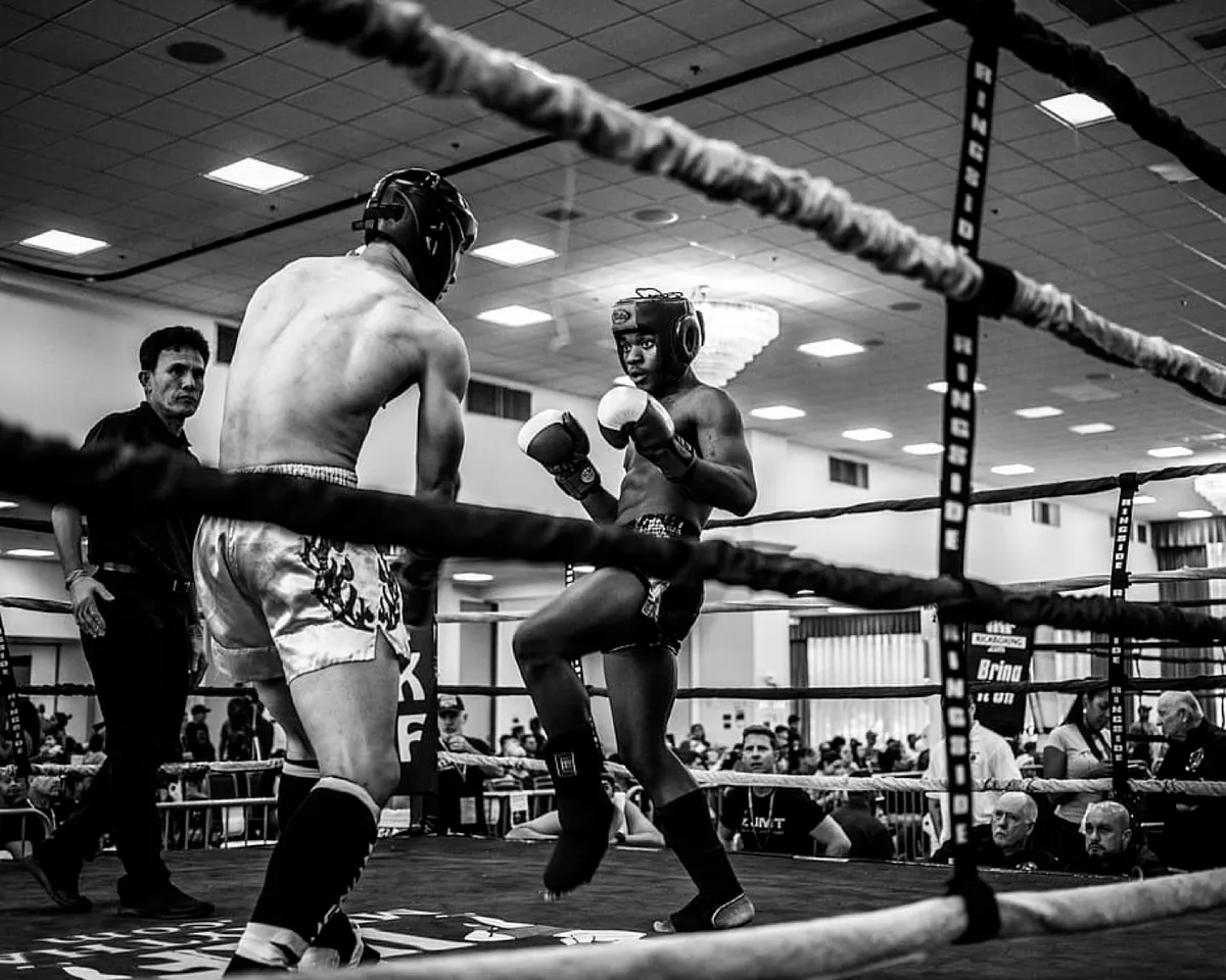 Twee kickboksers in de ring tijdens een wedstrijd