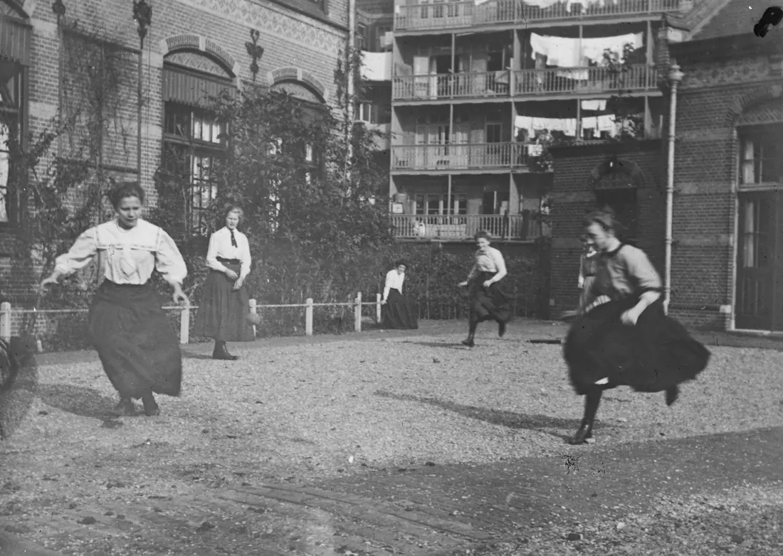 Gymles voor meisjes op de binnenplaats van de Tweede HBS in Amsterdam, rond 1910