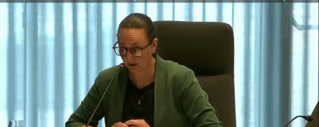 Sportraadslid Mirka Janssen spreekt in de raadscommissie
