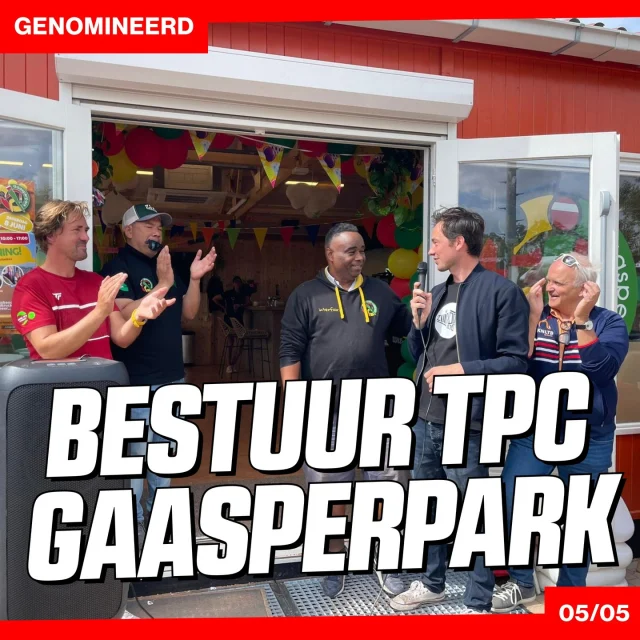 Vrijdag 11 oktober (inloop 18:00 uur) wordt de Penning Sportraad Amsterdam uitgereikt bij @3x3unites.Deze week stellen wij trots de vijf genomineerde kandidaten voor.De laatste van de vijf nominaties voor de Penning 2024 is het Bestuur TPC Gaasperpark.
Het Bestuur van @tpc_gaasperpark (het vroegere LTC Strandvliet) – bestaande uit Duncan Waardenburg, Clyde Willems en Bryan Kertowidjojo –heeft vanuit vrijwillige functie de complexe verhuizing naar de nieuwe locatie in goede banen geleid. Naast behoud van de tennisbanen zijn er vier nieuwe padelbanen aangelegd. Dit maakt dat TPC Gaasperpark als een van de weinige verenigingen in Amsterdam padel als verenigingssport aanbiedt. Het bestuur betrekt de leden actief bij alle activiteiten van de vereniging, wat van TPC Gaasperpark een club heeft gemaakt die nauw verbonden is met stadsdeel Zuidoost. Het ledenaantal is inmiddels verdrievoudigd en telt nu meer dan 800 leden!
Wil jij het Bestuur van TPC Gaasperpark en de andere genomineerden vrijdag 11 oktober komen aanmoedigen? Je bent van harte welkom om de uitreiking bij te wonen.Maar wees er snel bij! Meld je aan via de link in onze bio als je zeker wil zijn van een plekje op de (beperkte) gastenlijst.