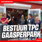 Vrijdag 11 oktober (inloop 18:00 uur) wordt de Penning Sportraad Amsterdam uitgereikt bij @3x3unites.Deze week stellen wij trots de vijf genomineerde kandidaten voor.De laatste van de vijf nominaties voor de Penning 2024 is het Bestuur TPC Gaasperpark.
Het Bestuur van @tpc_gaasperpark (het vroegere LTC Strandvliet) – bestaande uit Duncan Waardenburg, Clyde Willems en Bryan Kertowidjojo –heeft vanuit vrijwillige functie de complexe verhuizing naar de nieuwe locatie in goede banen geleid. Naast behoud van de tennisbanen zijn er vier nieuwe padelbanen aangelegd. Dit maakt dat TPC Gaasperpark als een van de weinige verenigingen in Amsterdam padel als verenigingssport aanbiedt. Het bestuur betrekt de leden actief bij alle activiteiten van de vereniging, wat van TPC Gaasperpark een club heeft gemaakt die nauw verbonden is met stadsdeel Zuidoost. Het ledenaantal is inmiddels verdrievoudigd en telt nu meer dan 800 leden!
Wil jij het Bestuur van TPC Gaasperpark en de andere genomineerden vrijdag 11 oktober komen aanmoedigen? Je bent van harte welkom om de uitreiking bij te wonen.Maar wees er snel bij! Meld je aan via de link in onze bio als je zeker wil zijn van een plekje op de (beperkte) gastenlijst.