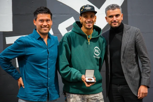 🙌 And the winner is……Vrijdagavond was weer de jaarlijkse uitreiking van de Amsterdamse sportpenning. Dit jaar werd er een nieuwe categorie gepresenteerd: De Amsterdamse Topsportheld, een topsporter die zich ook buiten het veld heeft ingezet voor de Amsterdamse samenleving.@beworthy mocht zich kronen tot Amsterdamse Topsportheld 2024. De gouden Olympiër zette zich na de winst in Parijs enorm in om de jeugd aan het basketballen te krijgen, maakte mentale problemen bespreekbaar en liet zien dat je diepe dalen kunt overwinnen om uiteindelijk boven te komen drijven.@boogielandfoundation mocht de Amsterdamse Penning Sportraad Amsterdam 2024 in ontvangst nemen. Hun initiatief om bokszakken in de stad op te hangen tijdens de coronaperiode bleek de start van een prachtige stichting die zich nog steeds inzet om alle Amsterdammers aan het sporten te krijgen.📸: @isasezen_ (@3x3unites)