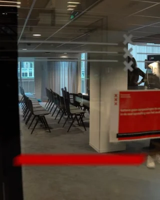Slechts 30% van de Amsterdamse jongeren beweegt voldoende, en dat percentage daalt elk jaar. Onder MBO-studenten van 15-17 jaar is dat zelfs maar 1 op de 10. Om die reden heeft de Sportraad Amsterdam de handen ineengeslagen met de MBO-denktank. Vijftien Amsterdamse MBO-studenten gingen aan de slag met de vraag: “Hoe zorgen we ervoor dat mbo-studenten meer in beweging komen?”De studenten deden enkele maanden onderzoek en werkten aanbevelingen uit, die ze presenteerden aan de Sportraad Amsterdam, gemeenteraadsleden, het ROC en de afdeling Sport & Bos. Het resultaat: mooie gesprekken, creatieve oplossingen en nieuwe inzichten.De input van de MBO-denktank vormt straks de basis voor een advies van de Sportraad over sport en bewegen op het MBO.📸@oestaa.agency#SportraadAmsterdam #MBOinBeweging #SportVoorIedereen #JongerenEnSport
#AmsterdamSport